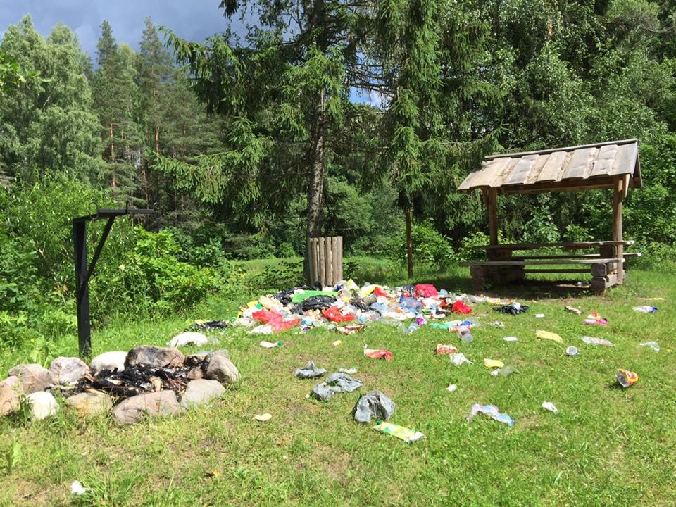 a vēlaties atpūsties skaistā un atpūtai paredzētā vietā kaut kur upes vai ezera malā, nereti nākas smagi vilties, jo var ieraudzīt arī šādu postažu, kā šajās brīvdienās Gaujmalā netālu no Aņņu tilta uz Valkas – Zvārtavas ceļa.
                                                                                                                                                                           FOTO: INGŪNA JOHANSONE
