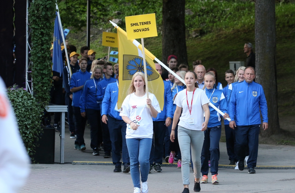 Cēsu pils parka estrādē piektdien, 7. jūlijā, notika VII Latvijas Jaunatnes olimpiādes svinīgā atklāšana, kas sākās ar dalībnieku gājienu. Smiltenes novada karogu ar lepnumu nesa orientieriste grundzāliete Agnija Caune, kura olimpiādē izcīnīja zelta medaļu vidējā distancē un otru šī paša kaluma medaļu stafetē.                                                   
Autors: F SANTA SINKA