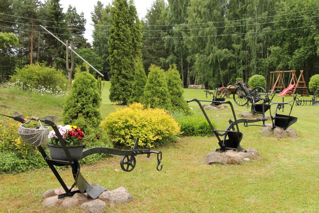 Konkursa komisija īpašu “odziņu” uzgājusi Smiltenes pagasta “Mazspreņos”, kur saimnieko  Seņku ģimene. Saimnieks kolekcionē un atjauno senus darbarīkus, piemēram, arklus, kas kalpo kā viensētas  ainavas elementi.

Autors: AGIJA KUKAINE