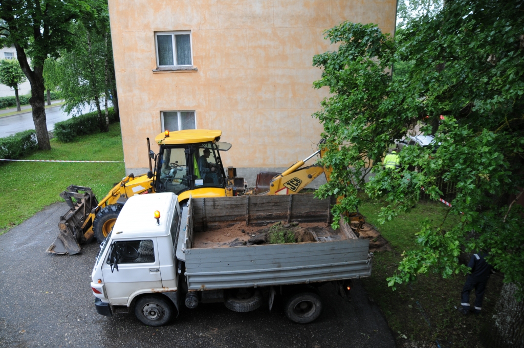 Lai iegūtu vairāk vietas automašīnu novietošanai pie Valkas novada domes ēkas Rīgas ielā 25, ir uzsākti stāvlaukuma labiekārtošanas darbi.                                                                                                                              
Autors:  INGA KARPOVA