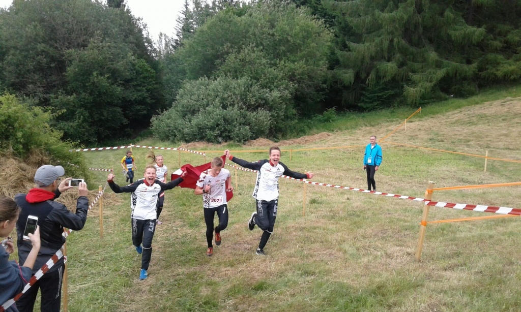 Finišā Latvijas izlases orientieristi Ilgvars Caune (no kreisās) un Rihards Krūmiņš komandas biedru Frici Spektoru sagaidīja ar gavilēm un Latvijas karogu, jo viņu komandas finiša laiks bija sudraba medaļu vērts. 
 

Autors:  LATVIJAS ORIENTĒŠANĀS FEDERĀCIJA