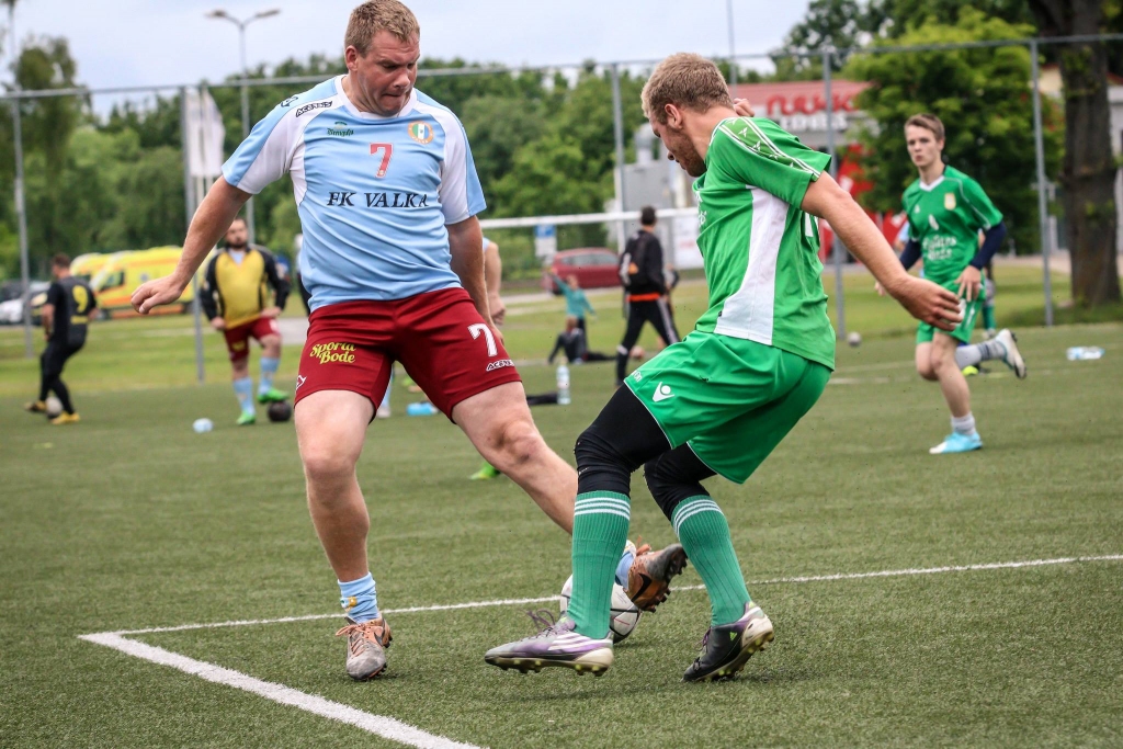 Pirmajā kārtā iesaitījās arī pieredzējušais futbolists un treneris Agnis Kārkliņš (no kreisās).                                                                              
Autors:  JĀNIS LĪGATS