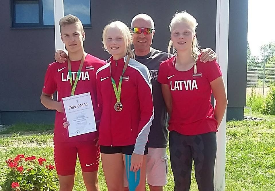 Baltijas čempionātā vieglatlētikā U16 grupā zelta medaļas izcīnīja Smiltenes sporta skolas audzēkņi Dāvis Krauklis un Marta Marksa (vidū), bet sudraba medaļu - Sabīne Marksa (attēlā visi ar savu treneri Guntaru Marksu). 
                                                                                                             
Autors:  DACE MARKSA