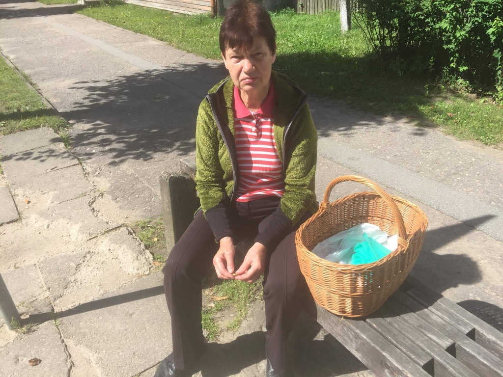 Ilzīte Kalniņa dodas uz mežu ar satiksmes autobusu un ir jau pārliecinājusies, ka sēnes ir. Viņa salasa gan sev mērcei, gan nodošanai un tā nopelna kādu eiro.                                                                                        
Autors:  INGŪNA JOHANSONE