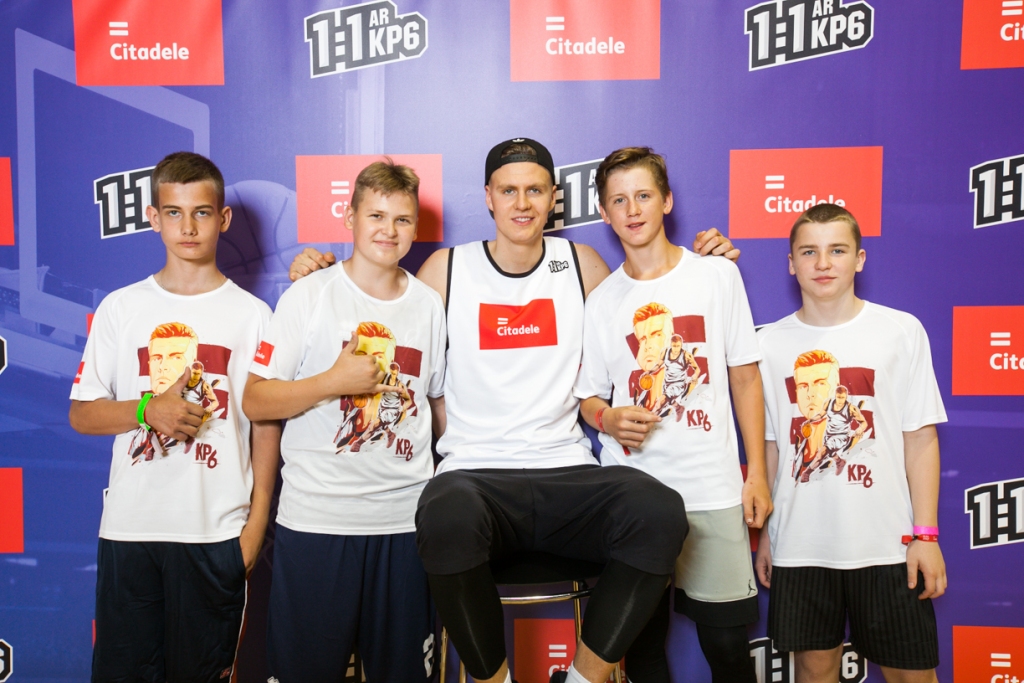 Jaunie basketbolisti no Smiltenes Kristers Lapiņš, Endijs Balodis, Roberts Lazdāns un Lauris Krankovskis tikās ar basketbola zvaigzni Kristeru Porziņģi. Tas puišiem bija iedvesmojošs pasākums. 