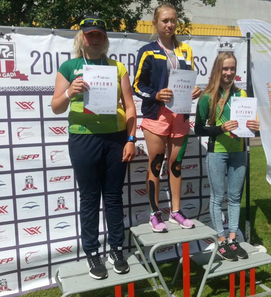 “Cerību kausa” 6. posmā jauniešu grupā divas godalgas ir komandas “VeloLifestyle/SmiltenesBJSS” riteņbraucējām. 2. vietu izcīnīja  Nadīna Kučere (no kreisās), 3. – Eva Elīza Leikarte (no labās). 
Autors: AGNIS APSE