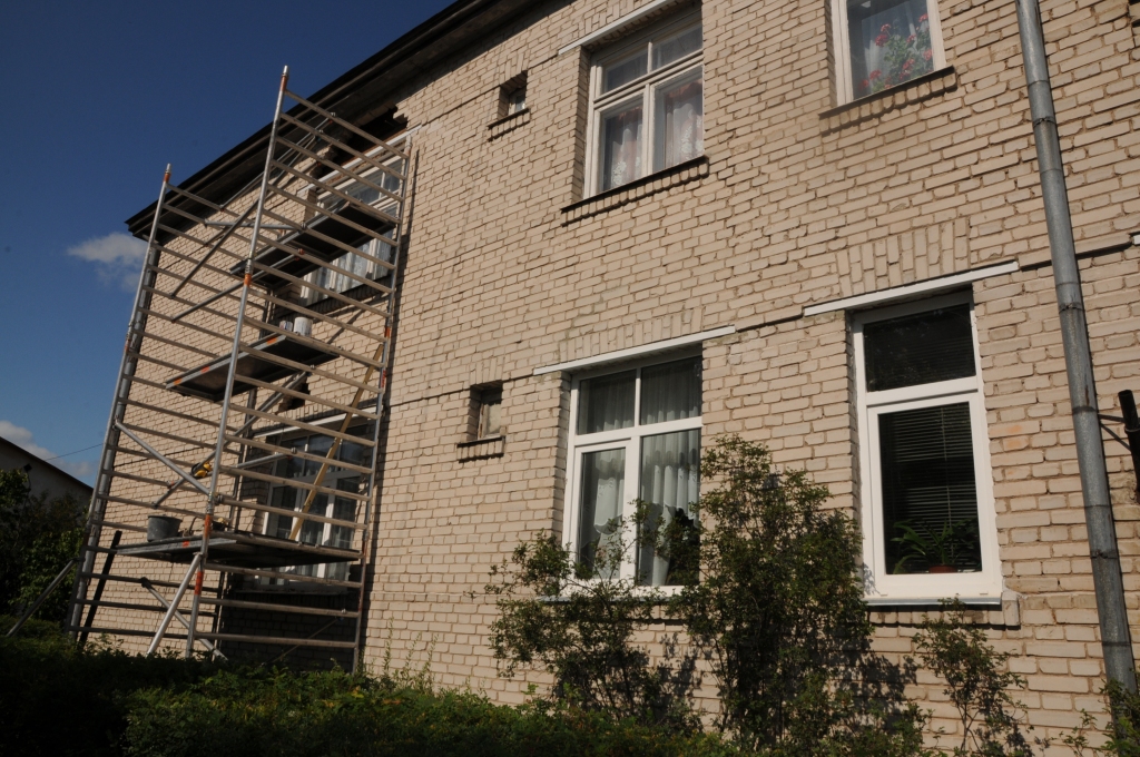 Brīdī, kad “Ziemeļlatvija” fiksēja Rīgas ielas 30a ēkas ārsienas remontdarbus, virs 2. stāva dzīvokļa logiem bija redzams draudīgs caurums. Apsaimniekotājs mierina, ka pēc remonta mājas ārsienās turpmāk vairs neparādīsies tik daudz plaisu.  
Autors: INGA KARPOVA