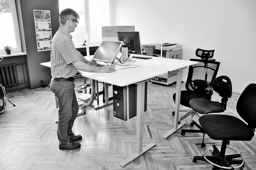 Ergonomisti iesaka darba dienu uzsākt, aptuveni pusstundu rakstot vai lasot stāvus – lai palīdzētu ķermenim “atdzīvoties”.
Autors: DAINIS ĢELZIS