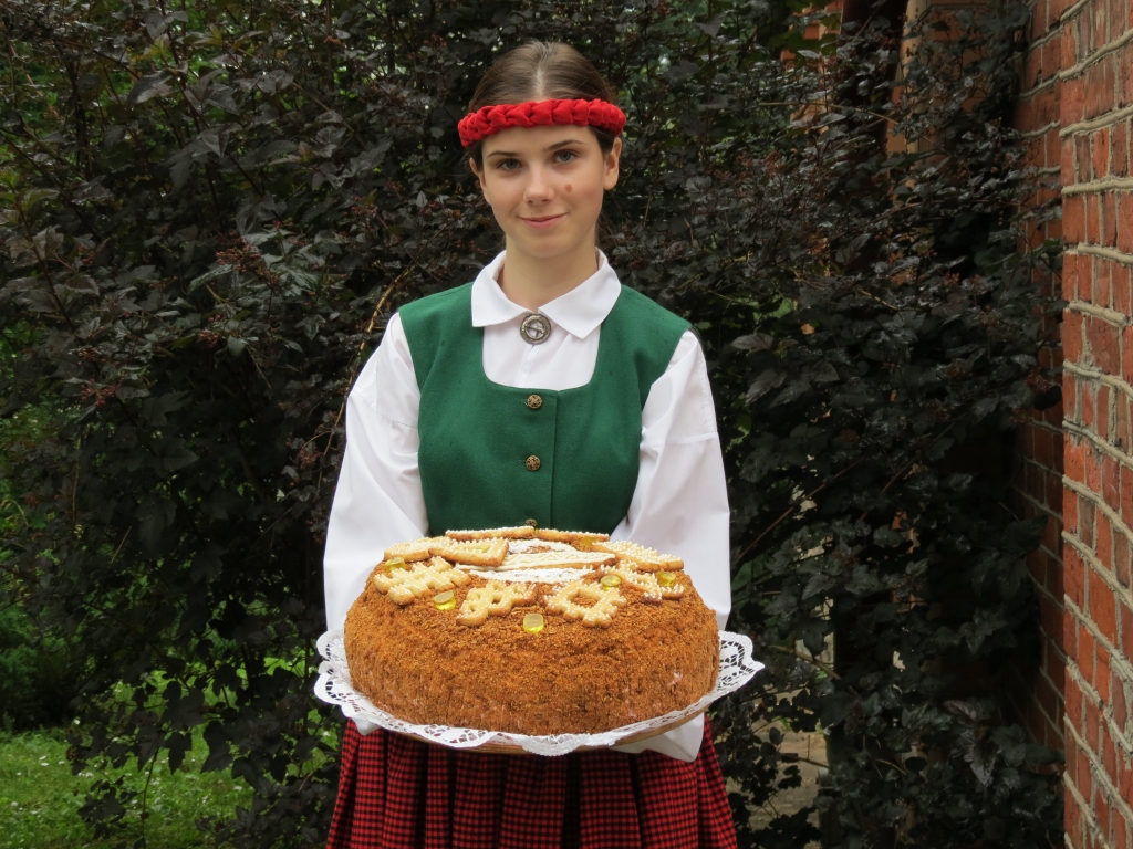 Smiltenes tehnikuma audzēkne Evelīna Pauloviča par savu cepto torti “Latvju zīmju sakta” konkursā  nopelnījusi ceļojumu uz Briseli. 
Autors: BIEDRĪBA “SIERA KLUBS”