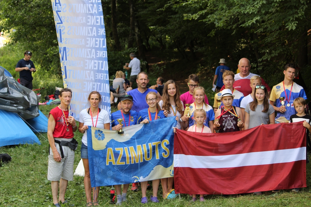 Latvijas un Smiltenes vārdu pasaulē godam pārstāv pašmāju orientēšanās klubs “Azimuts”, jūlija otrajā pusē kluba komanda ar labiem panākumiem startēja sacensībās Rumānijā. 
Autors:  IVARS JOKSTS