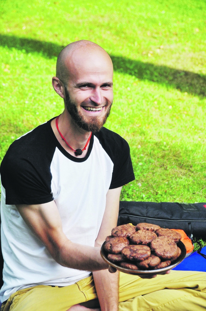 Kristaps Ditke atrāda savus gatavotos saldos plāceņus.