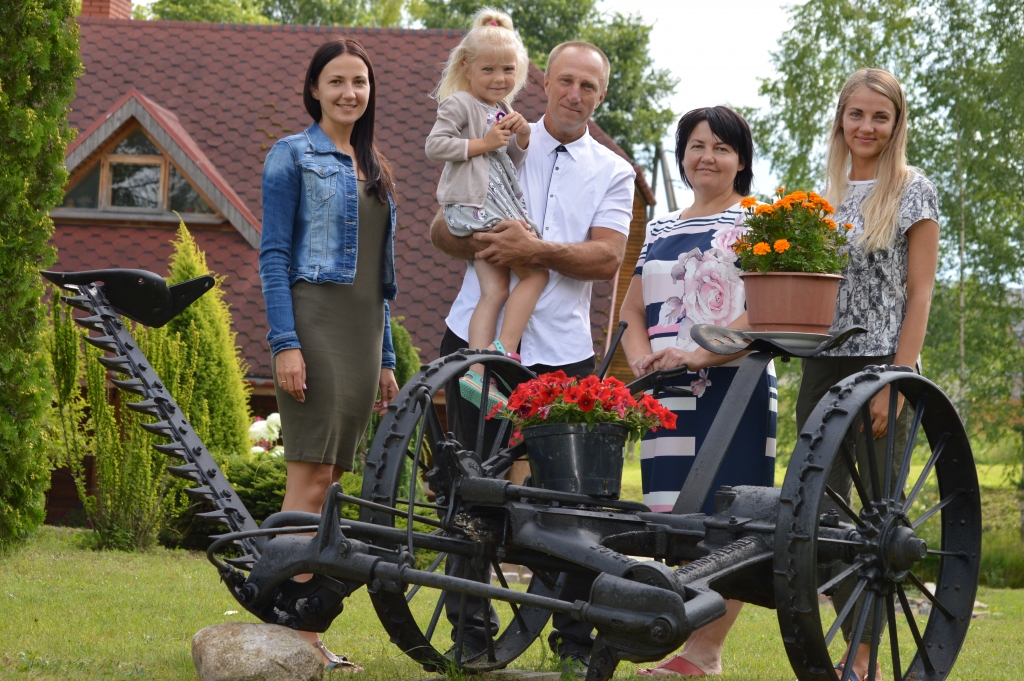 Šogad Smiltenes novada sakoptības konkursā nominācijā “Vides elements vai “Odziņa” uzvarējuši Smiltenes pagasta “Mazspreņi”, kur dzīvo Ita un Aldis Seņkas un viņu meitas Kristīne (no kreisās), Anna Karlīna, Ieva un Emīlija (fotografēšanas brīdī nav klāt).   
Autors: SANDRA PĒTERSONE