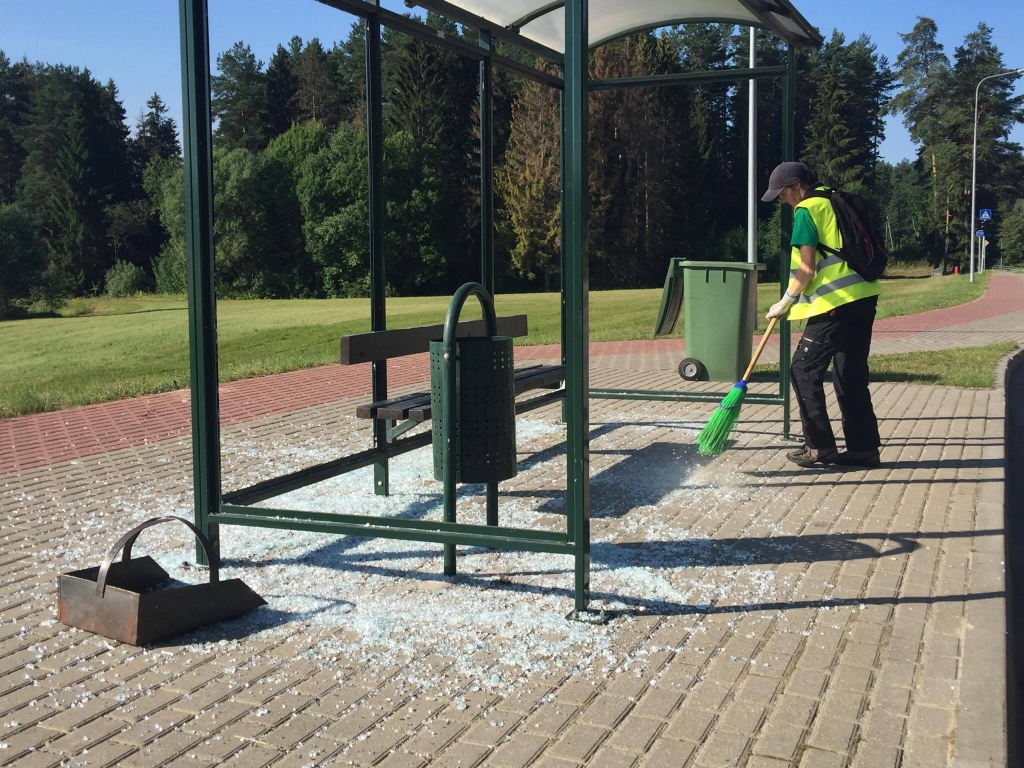 Naktī uz piektdienu Valkā  izsisti visi stikli autobusa pieturai Rūjienas ielā. Vandaļi pabijuši arī tuvējā brīvdabas estrādē, kur sabojājuši soliņus.  
Autors:  INGŪNA JOHANSONE