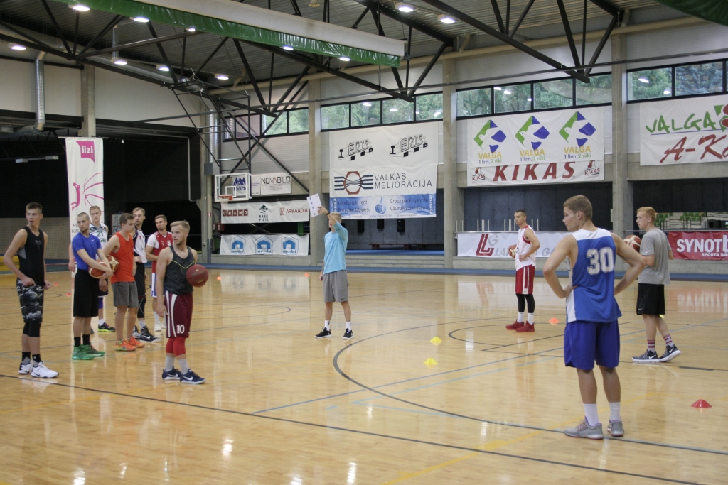 Kristaps Zeids (vidū) ar komandu vienā no sagatavošanās treniņiem jaunajai sezonai. 
Autors: AIGARS ROGA