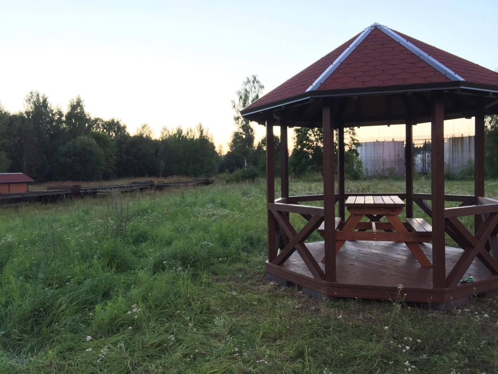 Valkas vecās dzelzceļa stacijas apkārtne  – nomaļa, aizaugusi teritorija pakāpeniski tiek veidota par tūrisma objektu un starta vietu sliežu riteņiem. Pirmais darbs ir šī lapene, kas diemžēl tagad šurp vilina iedzert mīlošas kompānijas. Atkritumu tvertnes tur nav, tāpēc draza tiek nomesta zemē.  
Autors:  INGŪNA JOHAHSONE
