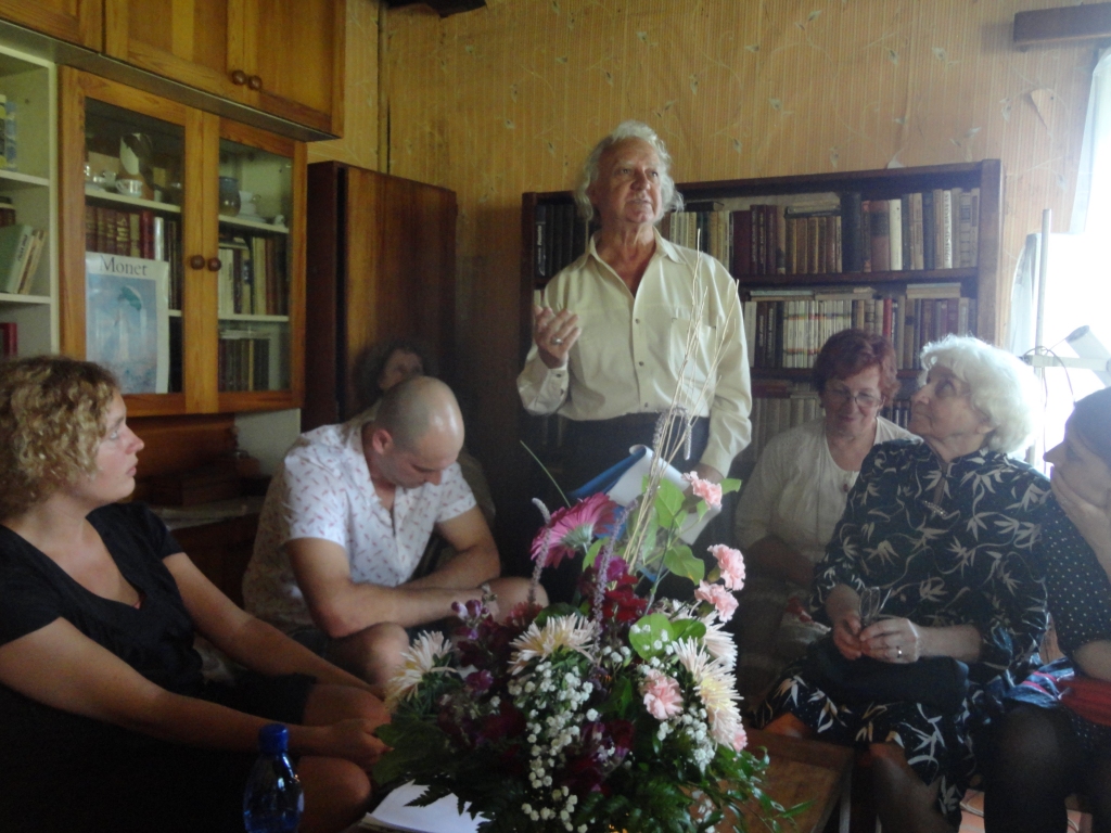 “Velgas dienā” bez dzejas “Strautiņos” neiztikt. Savu dzeju lasa Juris Helds. Viņā uzmanīgi klausās (no kreisās) dzejnieki Madara Gruntmane, Jānis Tomašs, Velgas Kriles māsa Antra, Valkas literārās apvienības biedri Mārīte Magone, Ausma Kurpniece un Zane Brūvere-Kvēpa.
Autors: SILVIJA DORŠA
