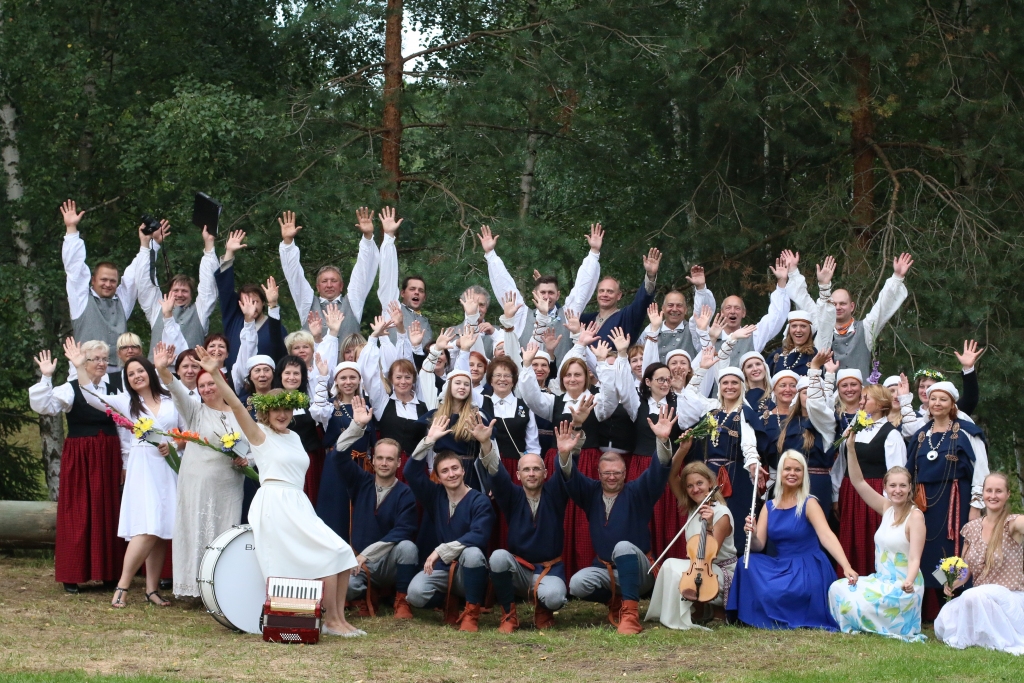 Pirmais tautas mūzikas festivāls “Madaras” Smiltenes pagasta “Ilgās” ir izskanējis, bet emocijas vēl joprojām neaprakstāmi īpašas pasākuma rīkotājai Madarai Kalniņai (pirmajā rindā pirmā no kreisās). Jauniete ir pateicīga savai mīļajai ģimenei, draugiem, mūziķiem, diriģentiem, koristiem par mūzikas svētkiem, par skanējumu, par mirdzumu acīs, par labajiem vārdiem un atbalstu.  
Autors: SANTA SINKA