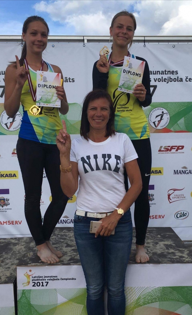 Šā gada Latvijas jaunatnes čempiones pludmales volejbolā U15 vecuma grupā ir Smiltenes sporta skolas audzēknes Alvīne Krumholce (no kreisās) un Karīna Karahona. Attēlā - kopā ar savu treneri Gitu Brālēnu. 
Autors:  PUBLICITĀTES FOTO