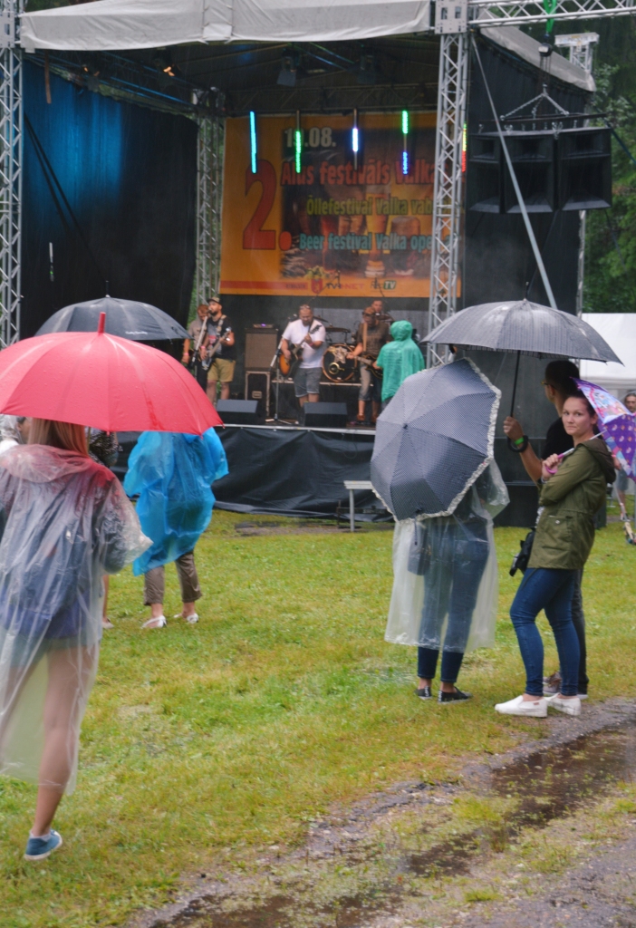 Sestdien brīvdabas estrādē notikušā 2. Valkas Alus festivāla iecerēto omulīgo gaisotni izjauca pēkšņi uznākusī lietusgāze. Rezultātā pasākumu apmeklēja salīdzinoši maz cilvēku, kas nozīmē vairāk izmaksu no pašvaldības budžeta. 
Autors: DACE PŪCE