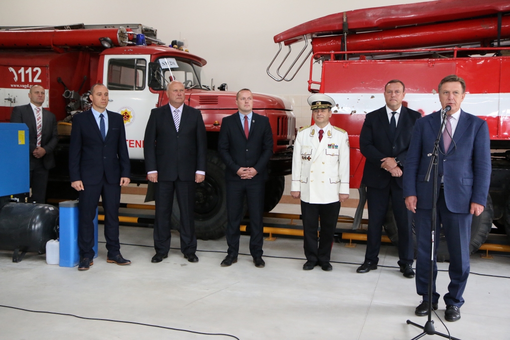 Valsts ugunsdzēsības un glābšanas dienesta Smiltenes posteņa jaunās depo ēkas atklāšanā klātesošos sveica gan valsts amatpersonas,  VUGD vadība, Smiltenes novada domes vadība un būvnieks. Iekšlietu ministrs Rihards Kozlovskis (otrais no labās) redzot šīs padomju laika mašīnas aiz muguras, apzinājās, ka tās neiet kopā ar jauno depo, un solīja jauno tehniku nākamajā gadā.
Autors:  SANTA SINKA