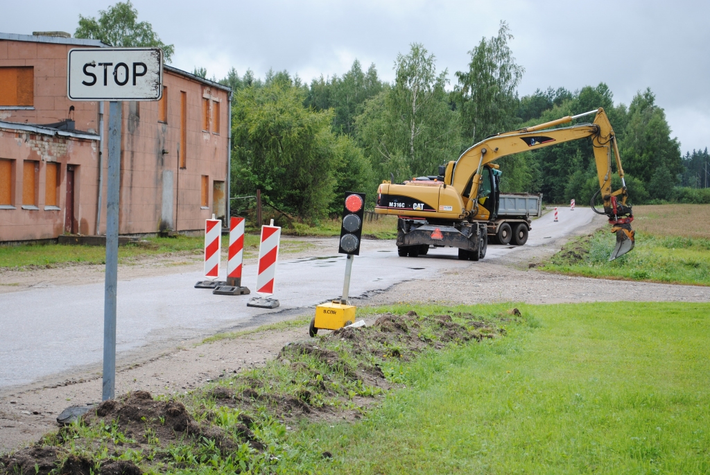 Kamēr ceļa posmā no Variņu ciema līdz Smiltenes - Gulbenes šosejai notiek būvdarbi,  satiksme tur tiek regulēta ar luksofora palīdzību.                                                                                                                                        
Autors:  SARMĪTE OZOLA
