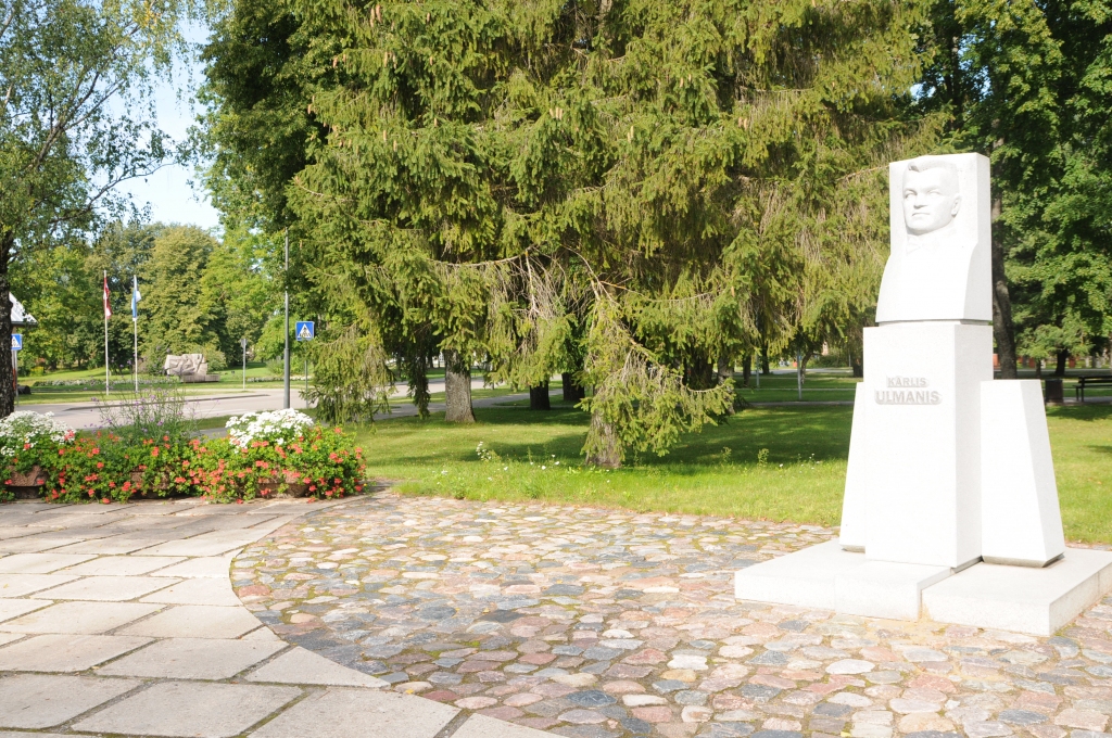 Lai godinātu Kārli Ulmani viņa 140. dzimšanas dienā, svētdien valcēnieši aicināti nolikt ziedus pie viņa pieminekļa Lugažu laukumā.                                                                                                                                               
Autors:  INGA KARPOVA