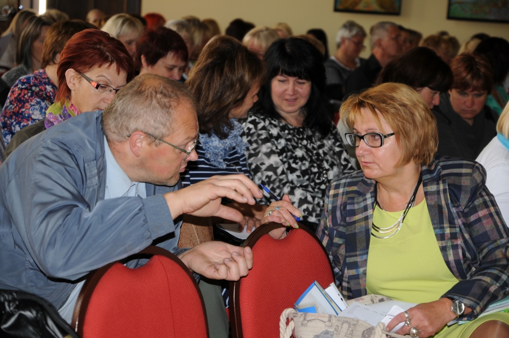 Valkas Jāņa Cimzes ģimnāzijas fizikas skolotājs Valdis Jerums un ģimnāzijas direktore Lilita Kreicberga pēc Jāņa Cimzes Rudens lasījumos “Mūsu skolas ceturtās industriālās revolūcijas priekšvakarā” dzirdētā diskutē par saprātīgu finanšu uzlietojumu un jaunāko tehnoloģiju pielietojumu mācību procesā. Vairāk foto - www.ziemellatvija.lv.  