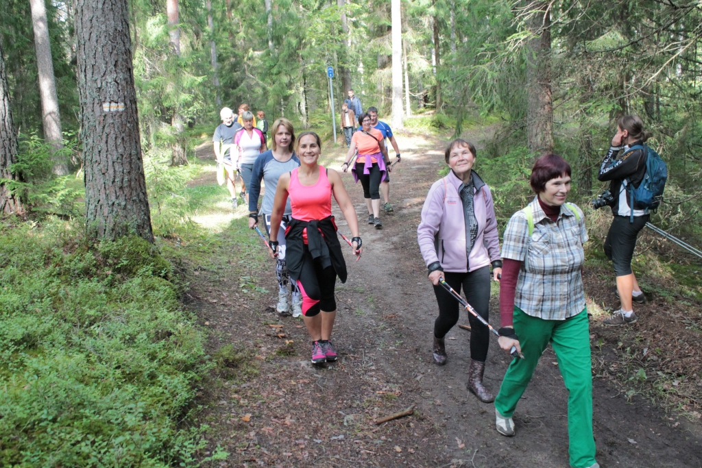 Aizvadītajās brīvdienās nūjošanas pārgājiena laikā Smiltenē dalībnieki iepazina ne vien Klievezera apkārtni, bet arī nūjošanas tehniku. 

Autors:  SANTA PAEGLE