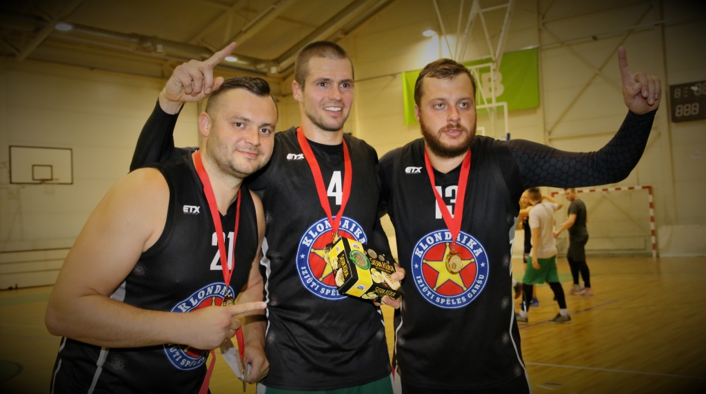 Smiltenes 3x3 basketbola čempionātā vecākajā grupā 18+ pārliecinoši uzvarēja komanda “Klondaika”: Māris Millers (no kreisās), Uldis Slapjums, Matīss Mežulis un Kārlis Muižnieks (attēlā nav klāt, jo 4. kārtā nespēlēja).  

Autors: VALDIS PAEGLIS
