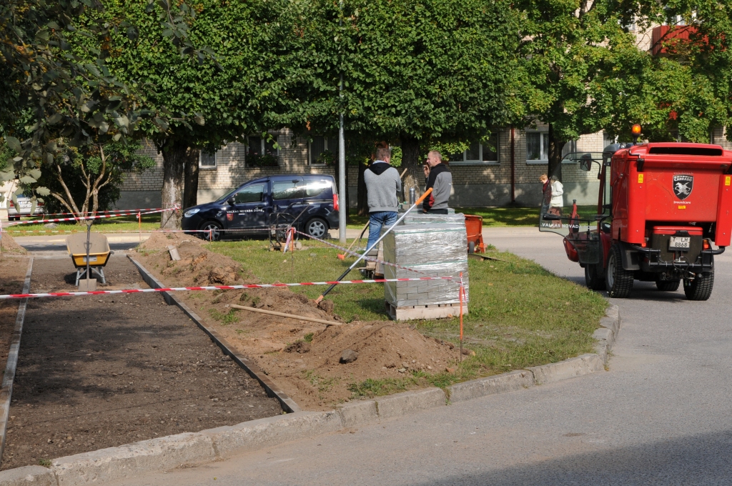 Pašlaik Valkā notiek gājēju celiņa bruģēšanas darbi no Rīgas ielas 22. nama pagalma līdz uz Raiņa ielai. Taču turpat atklājas Raiņa ielas ietves katastrofālais stāvoklis. Virs betona plāksnēm uzklātais asfalts vietām ir tiktāl nodilis, ka drošāk būtu pārvietoties pa ielas braucamās daļas maliņu. 

Autors:  INGA KARPOVA