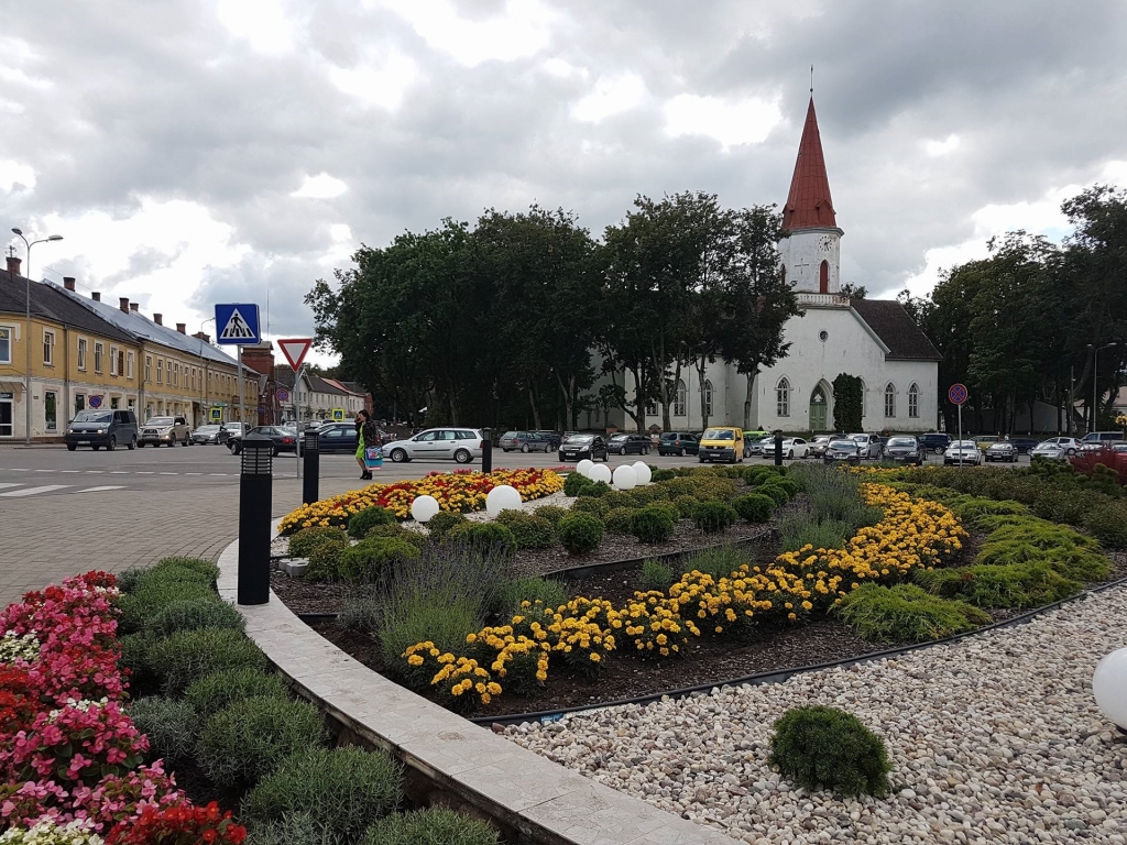 Līdz šim Smiltenes pilsētas centrā vairāk domāts par estētiku, veidojot krāšņu skvēru ar vides elementiem, tagad pašvaldībā norit apjomīgs darbs pie būvprojektu izstrādes, lai sakārtotu infrastruktūru uzņēmējdarbības vides uzlabošanai un pieejamībai, kā arī rastu vienlīdzīgu satiksmes drošības līmeni gājējiem, velosipēdistiem un autobraucējiem.              
Autors:  SANTA SINKA