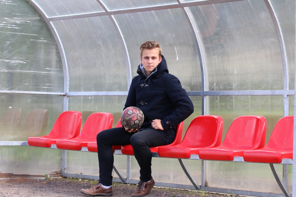 Smiltenes vidusskolas 10.b klases skolnieks Kārlis Rozītis ir aktīvs jaunietis un savu enerģiju izliek futbola laukumā. Šķiet, bumba viņam bija ielikta rokās jau šūpulī, jo tēvs ir futbola treneris. 