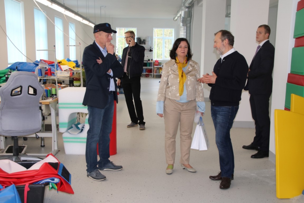 Valkas ražošanas uzņēmumā SIA “Pepi Rer” viesojās Izraēlas vēstniece Latvijas Republikā Lirone Bar-Sadē. Ražotnes valdes priekšsēdētājs Imants Šteins (no kreisās) un projektu vadītājs Modris Miķelsons augsto viešņu iepazīstina ar produkciju. Īpaši vēstnieci ieinteresējuši krāsainie IGLU kluči.                                    
Autors:  AKSANA MARKOVIČA