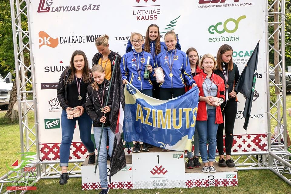 Tā dēvētajām OK “Azimuts” zelta meitenēm Zandai Stabiņai, Elīnai Skopānei un Agnijai Caunei (uz goda pjedestāla augstākā pakāpiena) izdevās izcīnīt zeltu Latvijas čempionātā stafetē orientēšanās sportā.

Autors:  JĀNIS LĪGATS