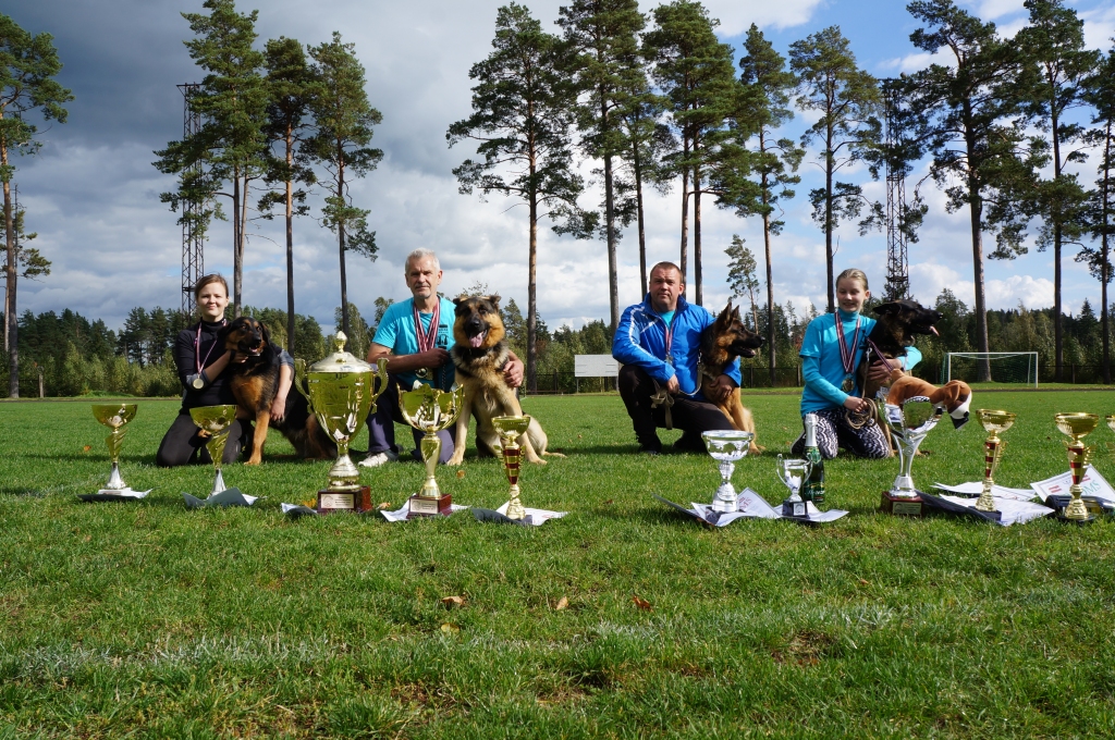 Latvijas čempionātā nacionālajā suņu daudzcīņā Valkas komanda – Laima Engere (no kreisās), Jānis Ķēbers, Andrejs Melančuks un Marija Metuzāle – ieguva visus 15 sacensību kausus un izcīnīja čempionu titulus.                                                                                                                                                                                                                                                                               
Autors:  NO PERSONĪGĀ ARHĪVA