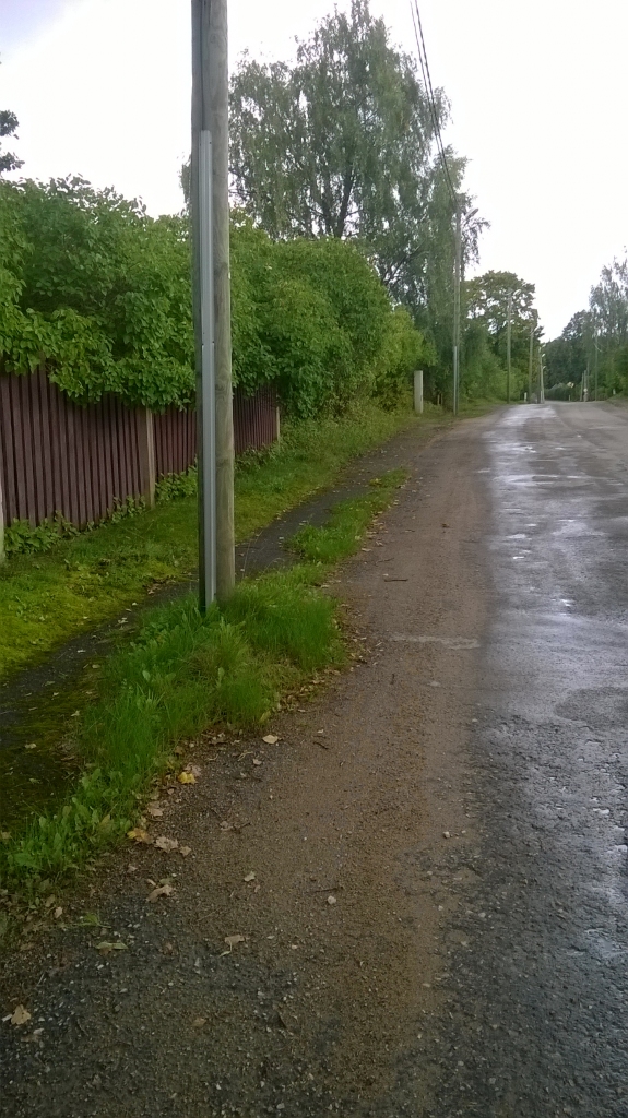Valcēniešus neapmierina Varoņu ielas kritiskais stāvoklis. Ielas posmā, kur atrodas privātmājas, ietve ir sabrukusi. Arī asfalts redzams tikai ielas vidusdaļā.                                                                                 
Autors:  NO PERSONĪGĀ ARHĪVA