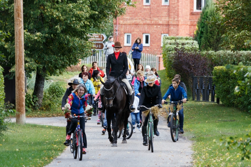 Aizvadītajā sestdienā strencēnieši un viņu viesi gājienā rādīja, kā var pārvietoties videi draudzīgi, šādi atbalstot Eiropas Mobilitātes nedēļu. 

Autors:  JURIS LIELKĀJIS