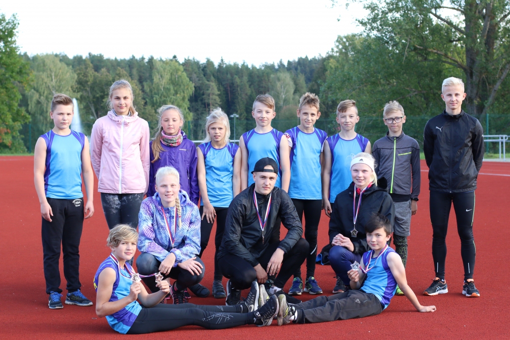 Smiltenes BJSS vieglatlēti, treneru Guntara Marksa un Ingara Grēna audzēkņi, atzīstamus rezultātus uzrāda ne vien Latvijā notiekošajās sacensībās, bet arī starptautiskā līmenī.                                                            
Autors:  SANTA SINKA