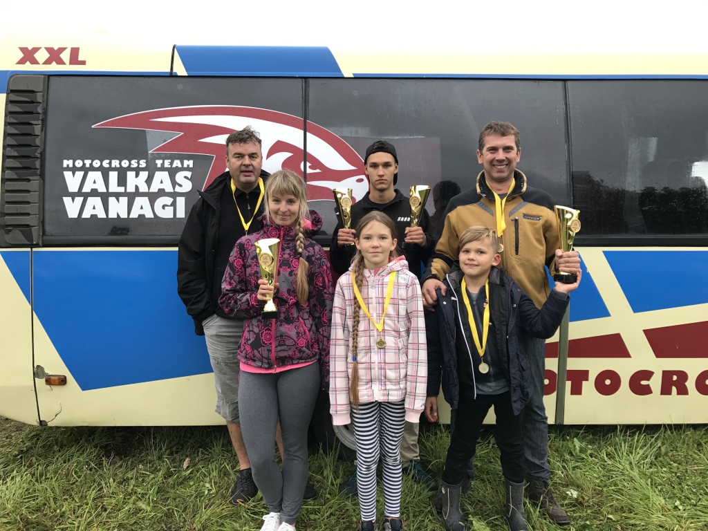 “Valkas vanagu” komandas dalībnieki, startējot nepilnā sastāvā, izcīna kausus un medaļas tālajā Sāremā salā.                                   
Autors:  GITA GREDZENA
