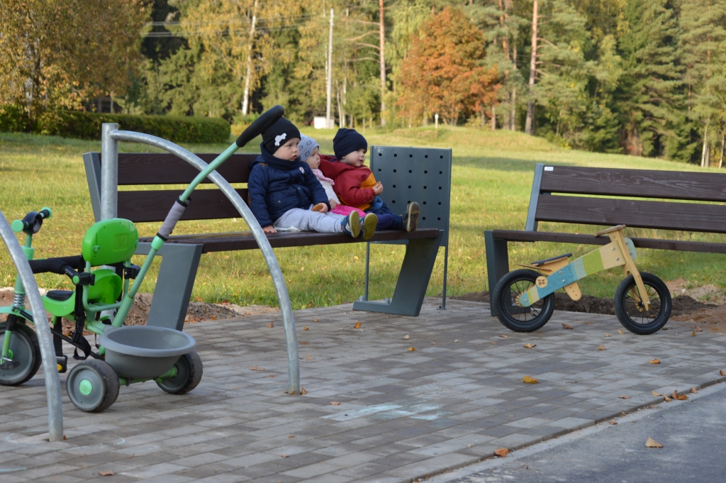 Celiņā malā kā omulīgas kabatiņas izbūvētās atpūtas vietas piesaista arī Silvas mazākos bērnus, jo tur viņi mammu uzraudzībā var izklaidēties. 