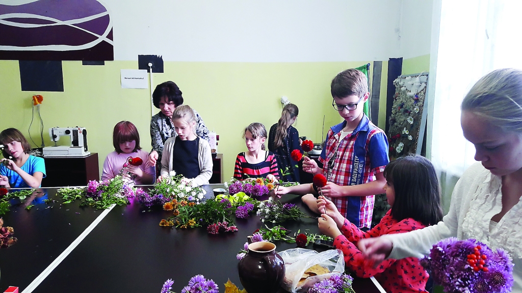 Kopā ar pārējiem ziedu pušķus gatavo arī kārķēniete Krista Aršanova (pirmā no labās), viņa šogad izstrādājusi projektu “Mana tautas dziesmas Latvijai”, un Kristjans Auniņš (trešais no labās), kurš ļoti veiksmīgi īstenojis projektu par ziepju gatavošanu mājas apstākļos.                                                        
Autors:  SILVIJA DORŠA