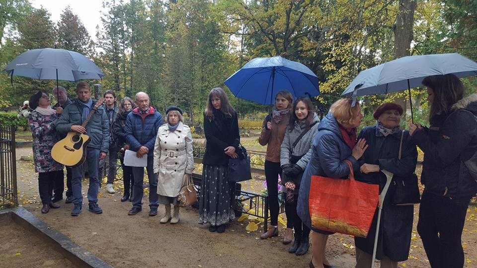 Lai pieminētu un atcerētos pāragri mūžībā aizgājušo dzejnieci Velgu Krili, sestdien dzejas konkursa dalībnieki un rīkotāji Valkā, Cimzes kapos, aizdedza piemiņas svecītes dzejnieces atdusas vietā. 