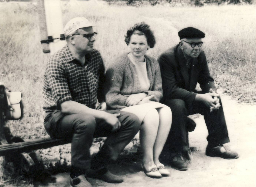 Arturs kopā ar māsu Ausmu un tēvu Jāni 1970. gadā.                                                                       
Autors:  NO PERSONĪGĀ ARHĪVA  