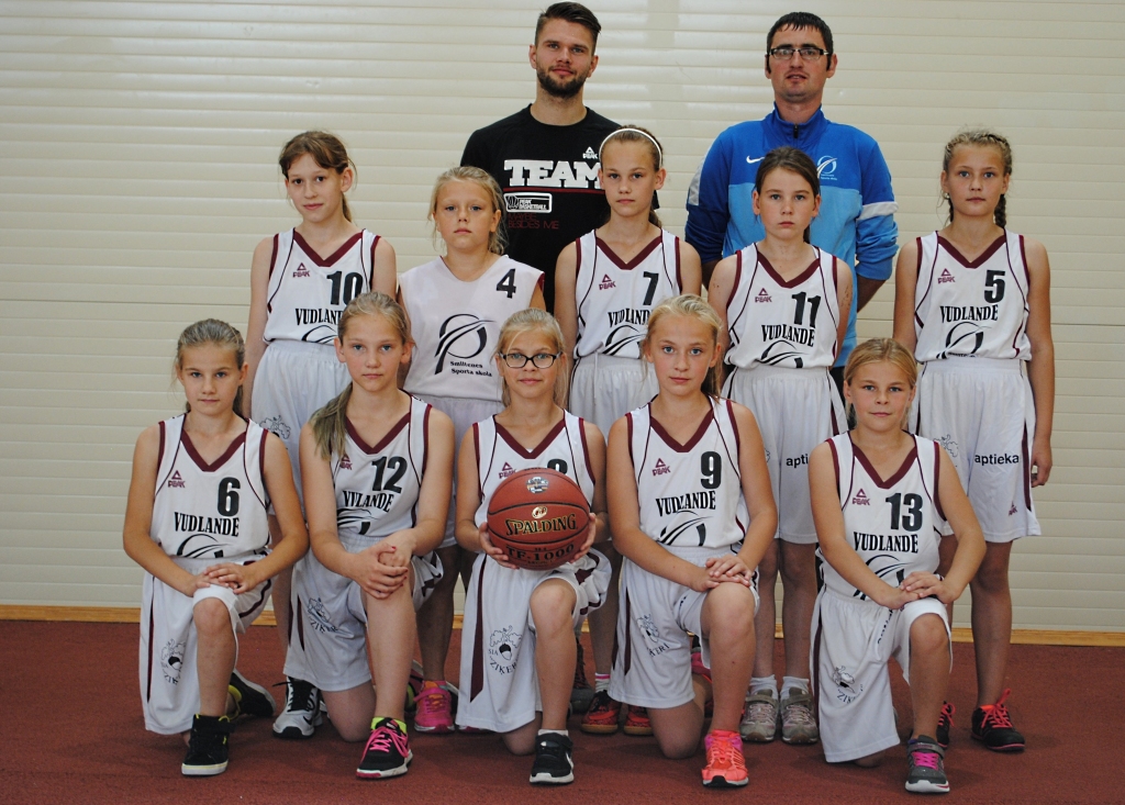 Smiltenes sporta skolas basketbola komanda “Smiltene”: augšējā rindā no kreisās komandas konsultants basketbola jautājumos Ričards Melderis un komandas treneris Dzintars Ziediņš; 
otrajā rinda no kreisās Aivita Meinerte, Eimija Muižniece, Evelīna Marija Beitāne, Laura Vilka, Vikija Mihlenova; pirmajā rindā no kreisās Elvita Kurilika, Evelīna Daldere,  Džeina Ikkerte , Līva Ragovska. Annija Sīpola. Fotogrāfijā nav Līnas Kazakas. 
Autors: SARMĪTE OZOLA
