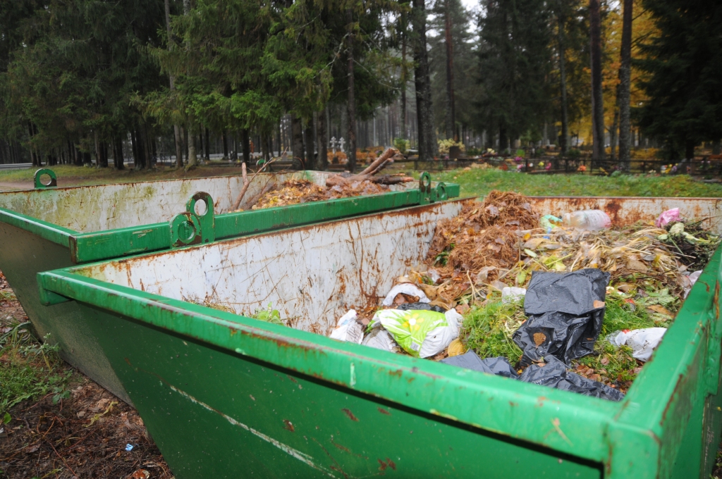 Zaļo atkritumu tvertnēs, kas uzstādītas blakus Meža kapiem Valkā, ir samesti ne tikai zaļie atkritumi, bet arī plastmasas maisi ar izlietotām svecēm un citi sadzīves atkritumi. Kur mest sveces, plastmasas maisiņus un papīra kastes, norādes nav.                                                                                                                                                                            
Autors:  INGA KARPOVA