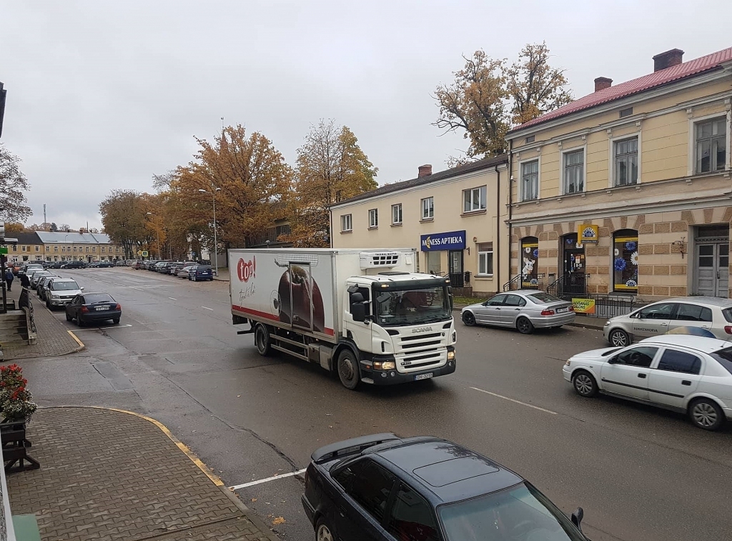 Smiltenes novada domes pasūtītā būvprojekta pirmā kārta paredz ievērojamas izmaiņas ceļu satiksmē Smiltenē, Baznīcas laukumā, posmā no Marijas ielas līdz Daugavas ielai (attēlā), taču iedzīvotājiem šā projekta publiskā apspriešana netiks piedāvāta. 
Autors: SANTA SINKA
