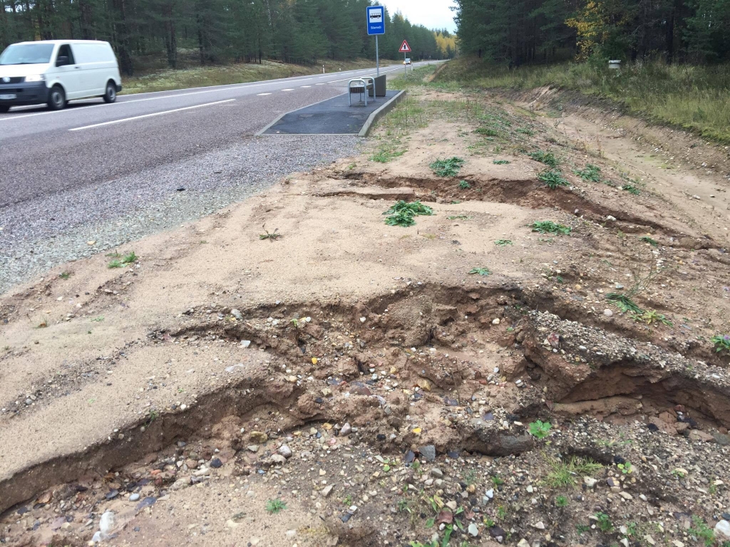 Braucot no Valkas uz Valmieru, ir jābūt ļoti uzmanīgiem, jo aiz Saules dzelzceļa pārbrauktuves ceļa labajā pusē, kur beidzas asfalts, smilšainajā daļā izveidojušās draudīgas bedres. Pašlaik vienīgās brīdinājuma zīmes ir bedrēs sasprausti koku zari.                                                                                                                                     
Autors:  INGŪNA JOHANSONE