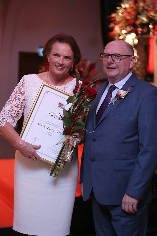 Akciju sabiedrības “Smiltenes piens” padomes priekšsēdētājai Gitai Mūrniecei konkursa “Sējējs” uzvarētāja diplomu bija uzticēts pasniegt maizniekmeistaram Normundam Skauģim.                          

Autors: ZEMKOPĪBAS MINISTRIJA