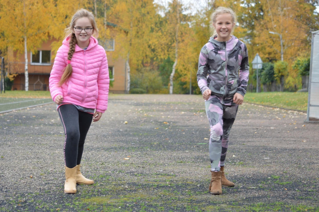 Smiltenes vidusskolas 4.b klases skolnieces Meldra Mūrmane (no kreisās) un Paula Šmulāne gaida, kad salabos skolas sporta laukuma skrejceļus.  “Mēs stadionā skrienam apļus. Gadās nokrist, un tad ir sāpīgi,” stāsta meitenes.                                                                                                                                                                    
Autors:  SANDRA PĒTERSONE