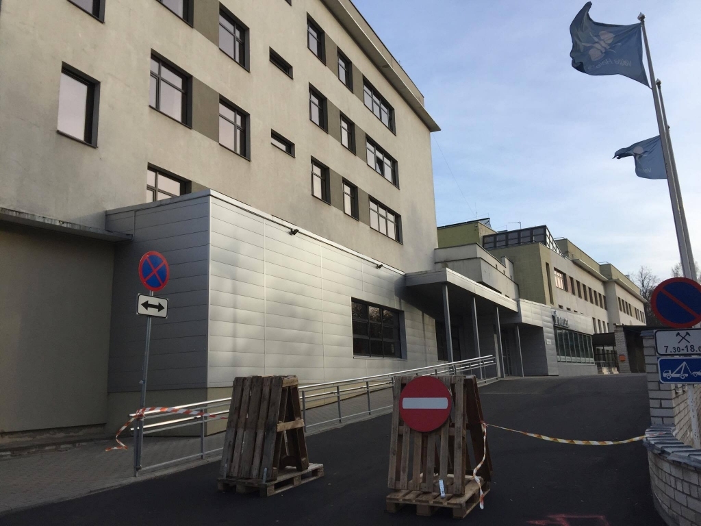 Šī aizlieguma zīme pie Valgas slimnīcas uzskatāma kā simbols valcēniešu iespējām saņemt medicīnisko palīdzību pilsētā, kurā faktiski dzīvo, jo Valka un Valga ir viena pilsēta divās valstīs – Latvijā un Igaunijā.  
Autors: Ingūna Johansone